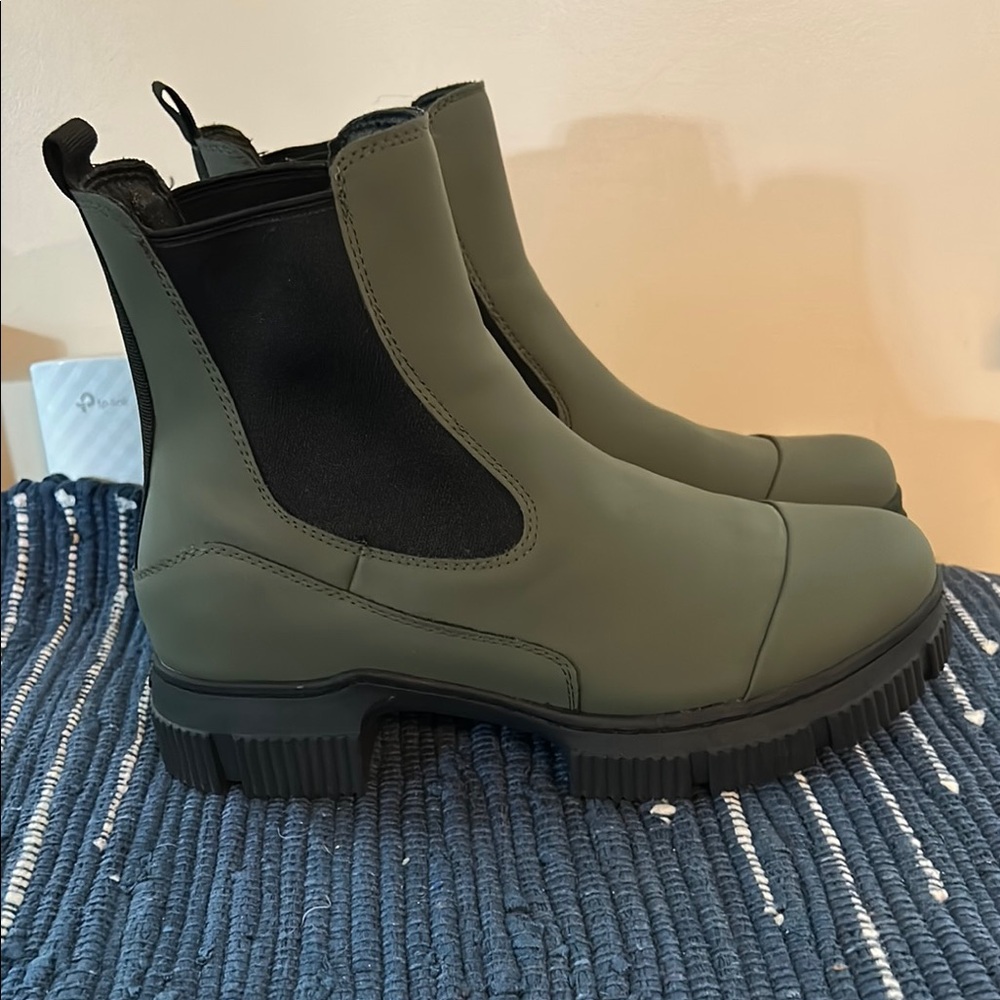 Nine West Lola Green Chelsea Lug Boots